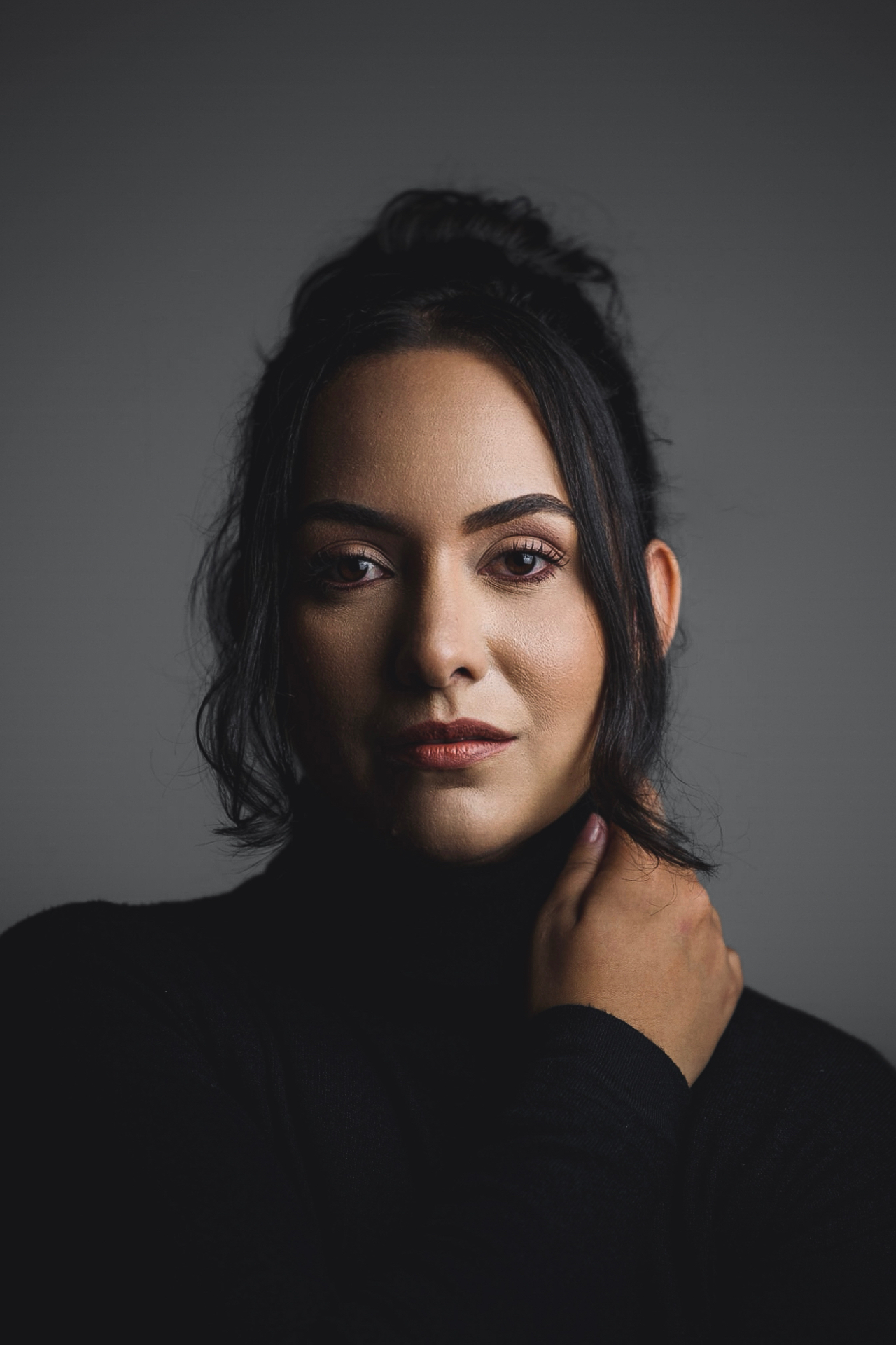 Retrato em preto e branco de mulher elegante e confiante